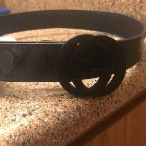 Black leather Gucci belt